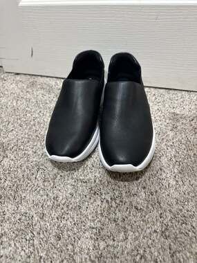 Kelly & Katie Peytan Black Leather Slip-On Platform Sneaker Size 9M